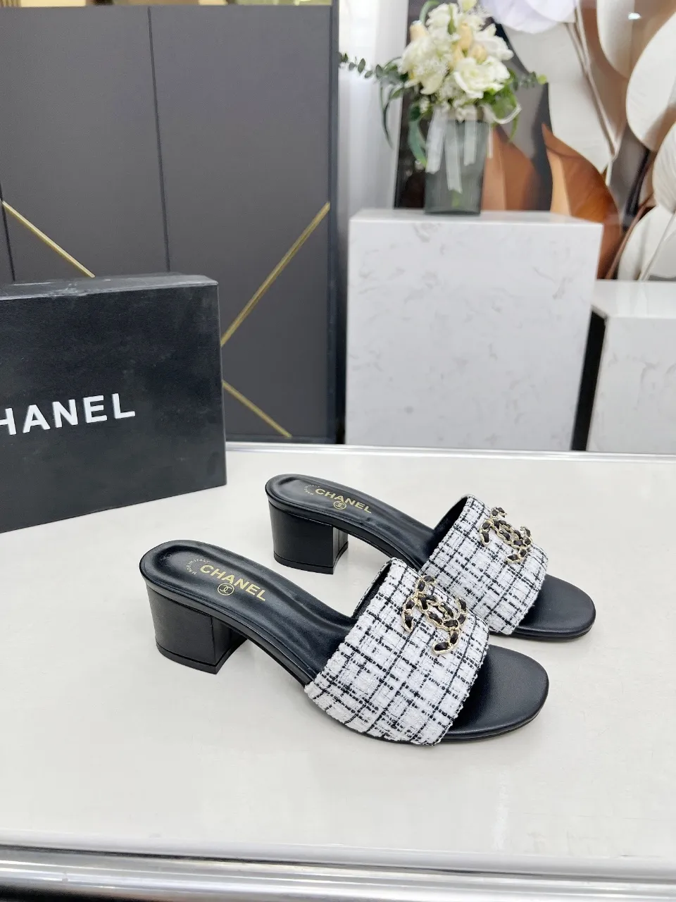 👟👟Ex-factory price 380👟👟 Genuine leather sole +30 chanel Chanel 2024 new slippers🔥🔥 Official website counter, fabric sheepskin, lining sheepskin, foot pad goatskin, 3 colors optional, size 35-42, genuine leather sole +30